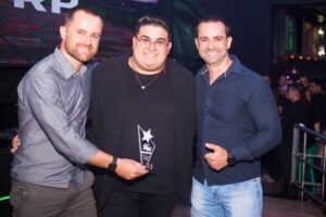 Foto premiação Marcenaria Irmãos Ribeiro, vencedora Melhor RP 2024, Matheus Ribeiro à esquerda e Murillo Ribeiro à direita, com Henrique Marinho ao centro.