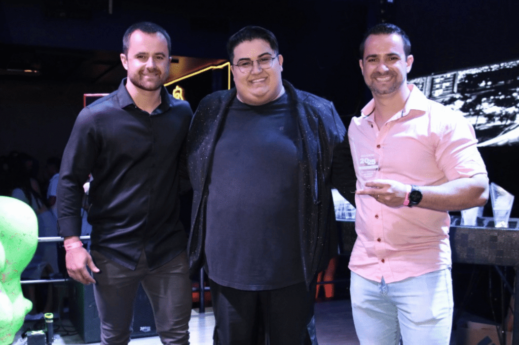 Foto da premiação Marcenaria Irmãos Ribeiro, vencedora Melhor RP 2025, Matheus Ribeiro à esquerda e Murillo Ribeiro à direita, com Henrique Marinho ao centro.