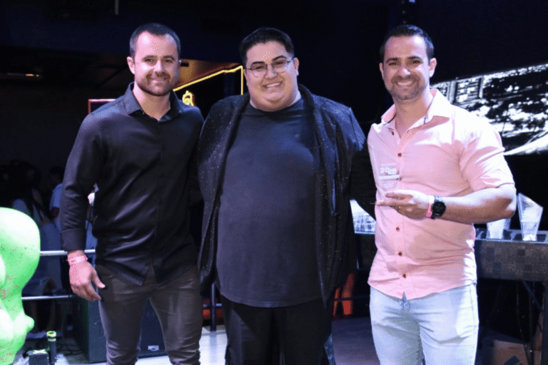 Foto da premiação Marcenaria Irmãos Ribeiro, vencedora Melhor RP 2025, Matheus Ribeiro à esquerda e Murillo Ribeiro à direita, com Henrique Marinho ao centro.