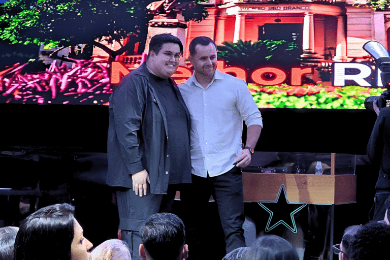 Foto da premiação Marcenaria Irmãos Ribeiro, vencedora Melhor RP 2026, Matheus Ribeiro à esquerda e Murillo Ribeiro à direita, com Henrique Marinho ao centro.
